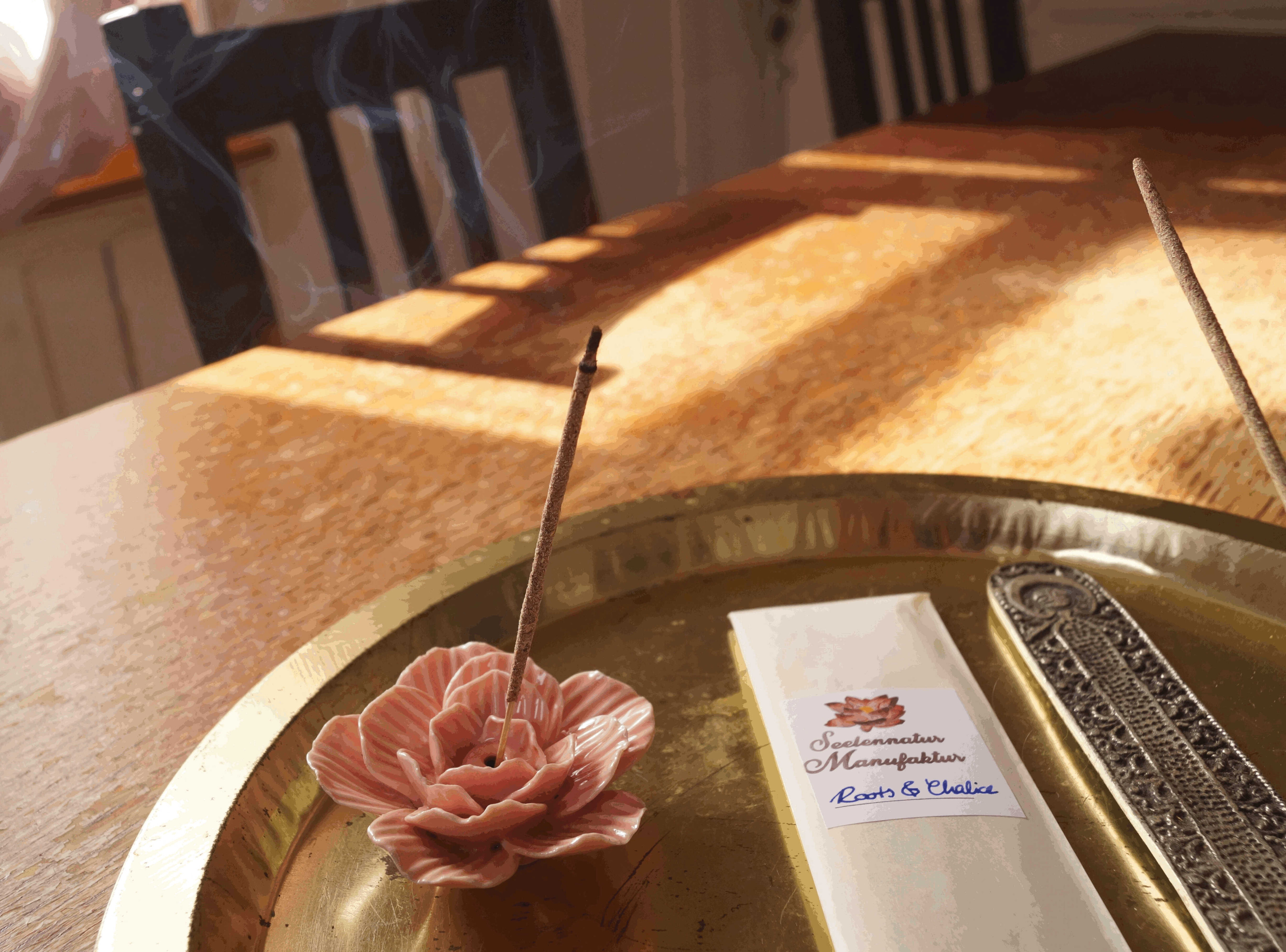 Ein Räucherbündel räuchert die Umgebung